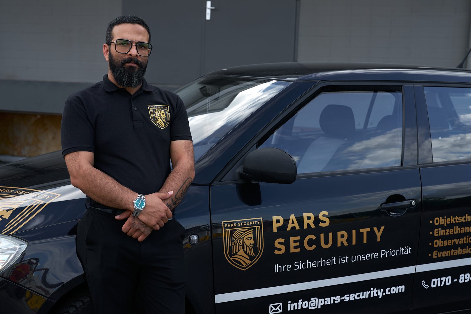 PARS Security Mitarbeiter bei einer Alarmfahrt neben dem Einsatzfahrzeug