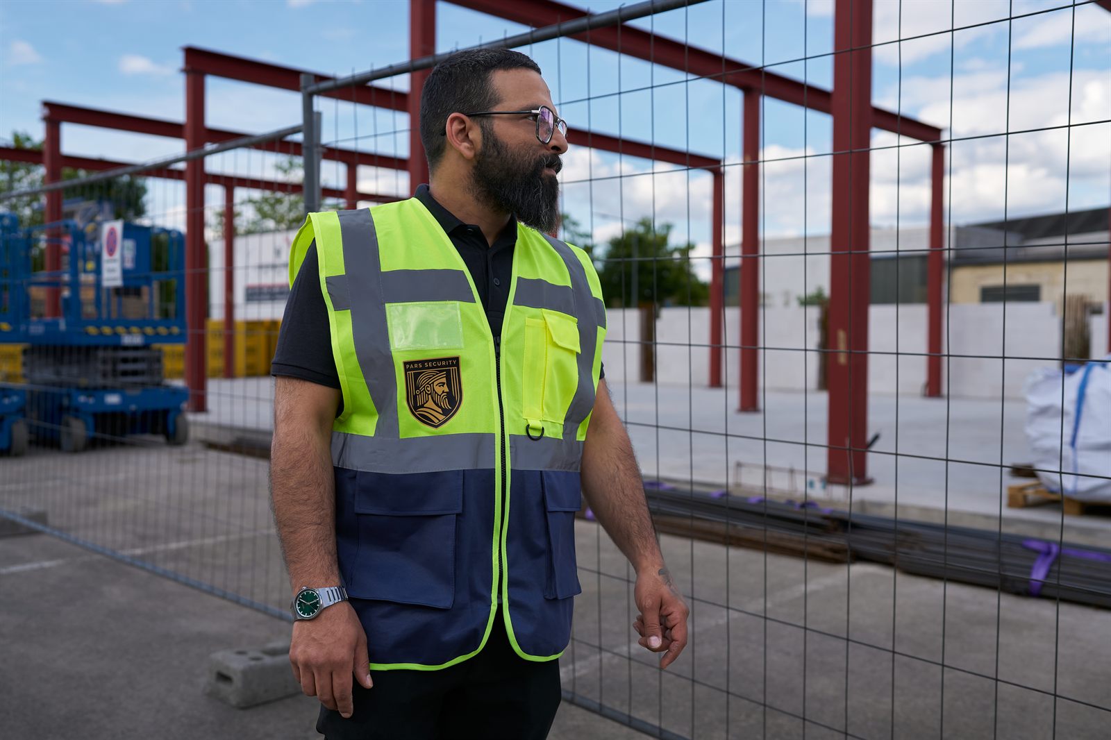 PARS Security Mitarbeiter beim Objektschutz auf einem Betriebsgelände