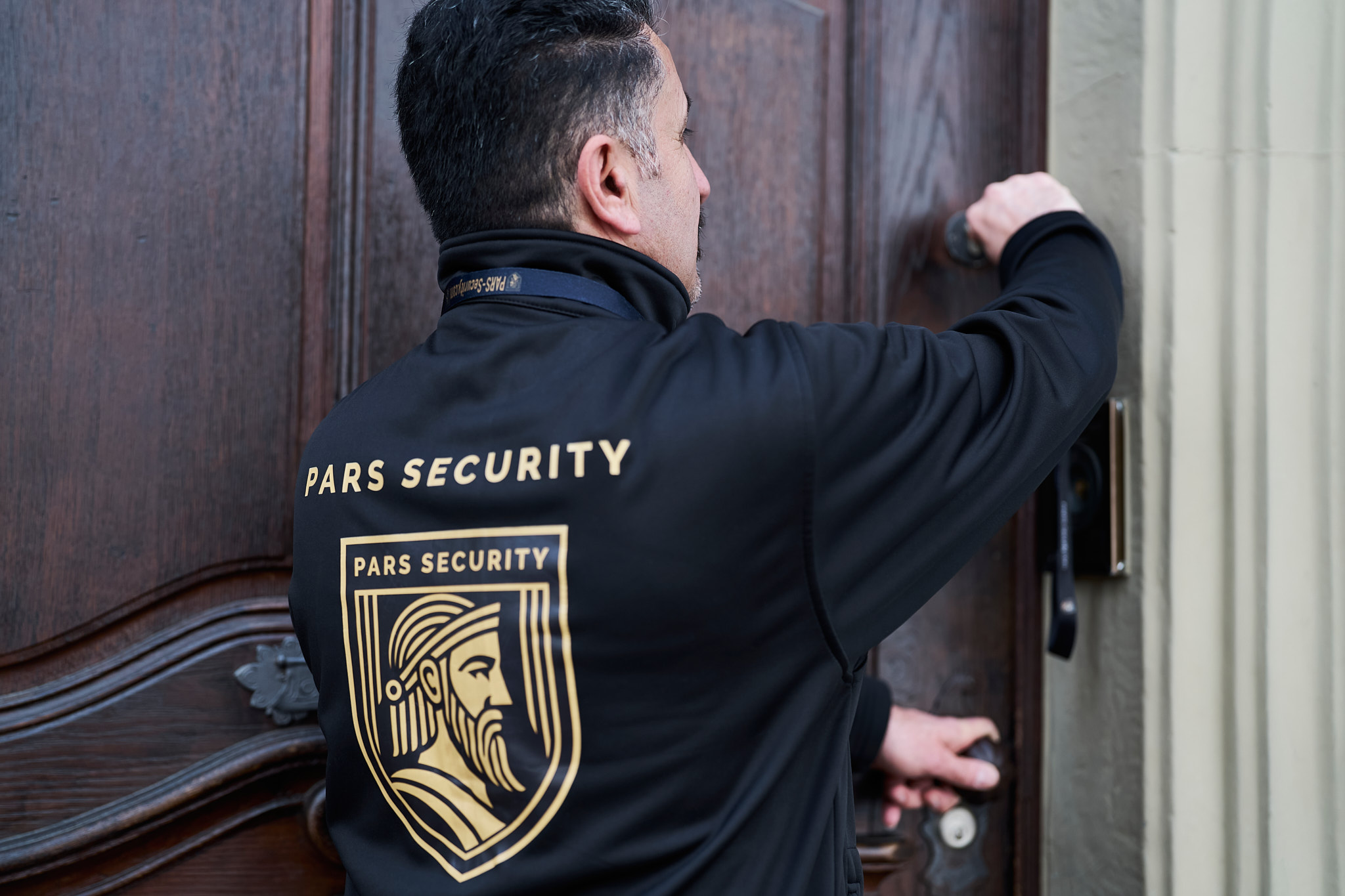 PARS Security Mitarbeiter beim Schließdienst an der Eingangstür eines Objekts